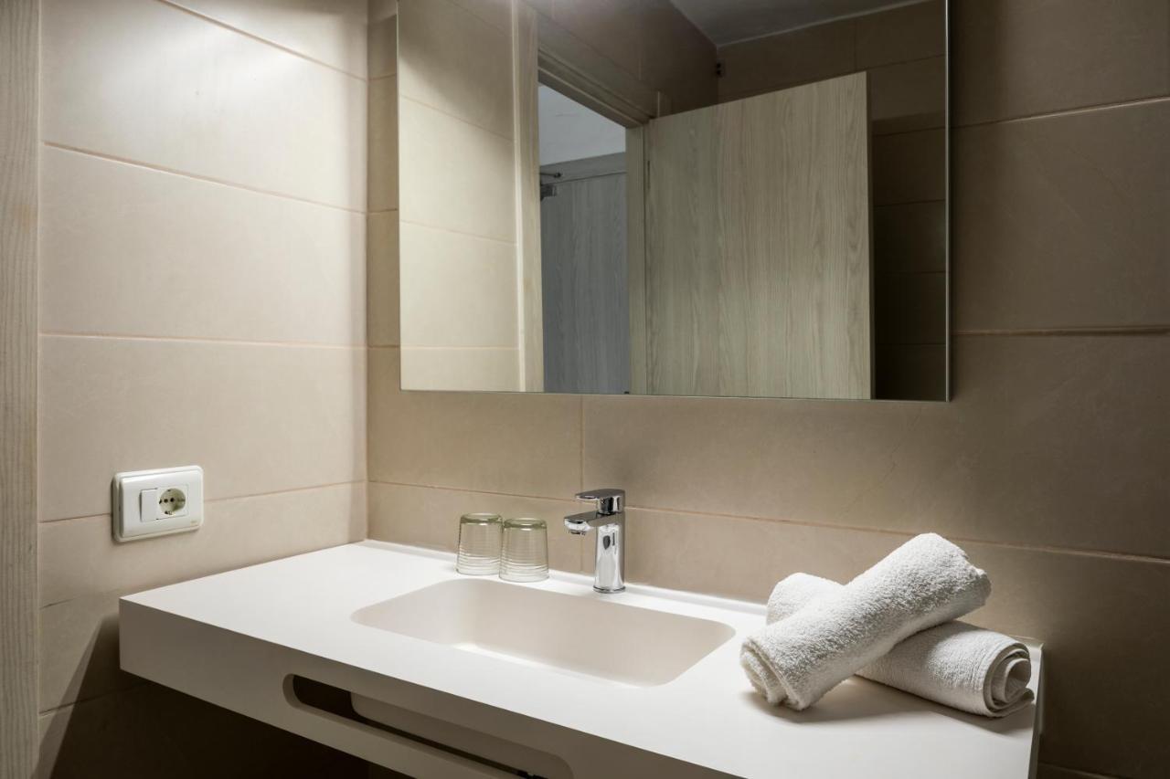 Apartamentos El Moro San Antonio  Exteriör bild