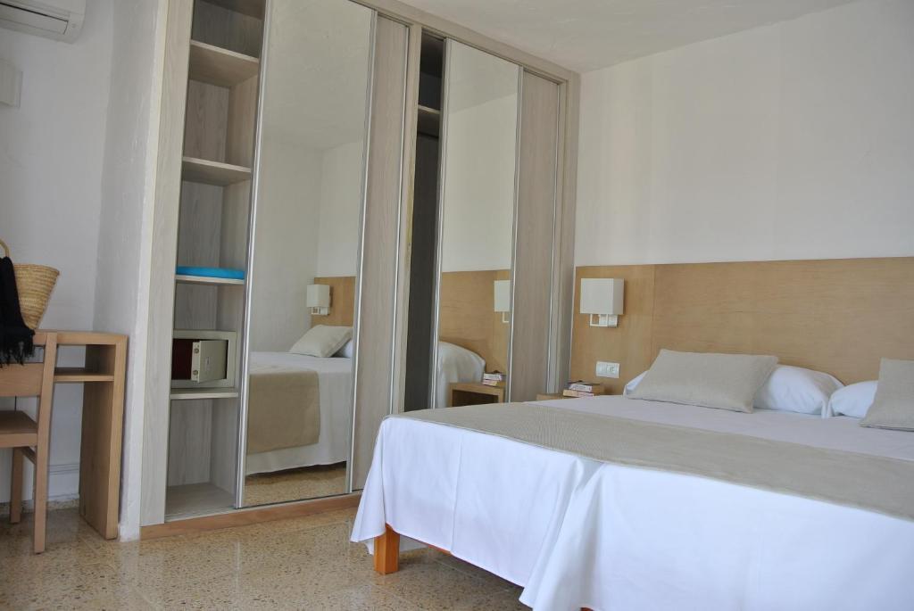 Apartamentos El Moro San Antonio  Rum bild